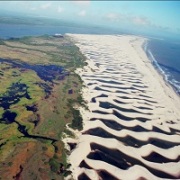 O Delta do Parnaíba é um santuário natural, com fauna e flora riquíssimas. Ali, o Rio Parnaíba deságua no mar em cinco grandes braços, desenhando a letra grega delta, daí o nome Delta do Parnaíba; único em mar aberto das Américas e o terceiro maior do mundo. Do processo natural da divisão das águas, origina-se cerca de 80 arquipélagos, com vegetação intocada, habitadas por aves e animais silvestres. Um passeio de barco por esse paraíso é suficiente para comprovar o que a natureza é capaz de realizar. Paraníba (PI). Foto: Aureliano José Nogueira Neto *** Local Caption *** PT: Autorizado o uso exclusivo para divulgação do produto turístico  brasileiro.EN: Exclusively authorized for promoting the brazilian tourist product.