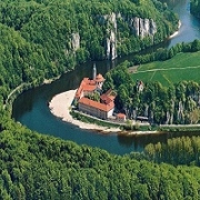 Das undatierte Luftbild zeigt das Kloster Weltenburg (Niederbayern) an der Donau. Fritz Schweiger arbeitete knapp 49 Jahre in der Ã¤ltesten Klosterbrauerei der Welt: In der niederbayerischen Benediktinerabtei Weltenburg. Als der 62-JÃ¤hrige 1958 in Weltenburg als Lehrling anfing, musste er noch die Kohle fÃ¼r das Anfeuern von einem fÃ¼nf Kilometer entfernten Bahnhof heranschaffen. Heute ist Weltenburg eine Hightech-Brauerei, in der fast alles automatisch geht. Foto: Klosterbrauerei Weltenburg dpa/lby (zu dpa-Korr ÃFritz Schweiger: Ein halbes Jahrhundert am Weltenburger Sudkessel vom 23.04.2007) +++(c) dpa - Report+++